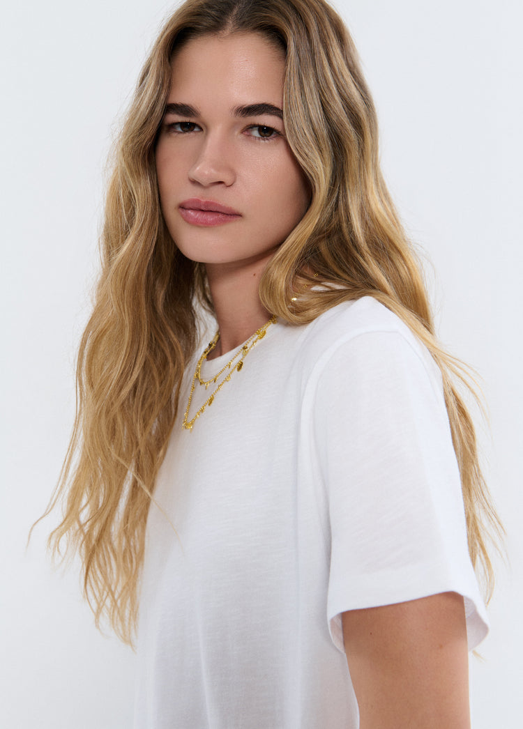 Camiseta de algodón blanco vista de perfil con cuello redondo y manga corta