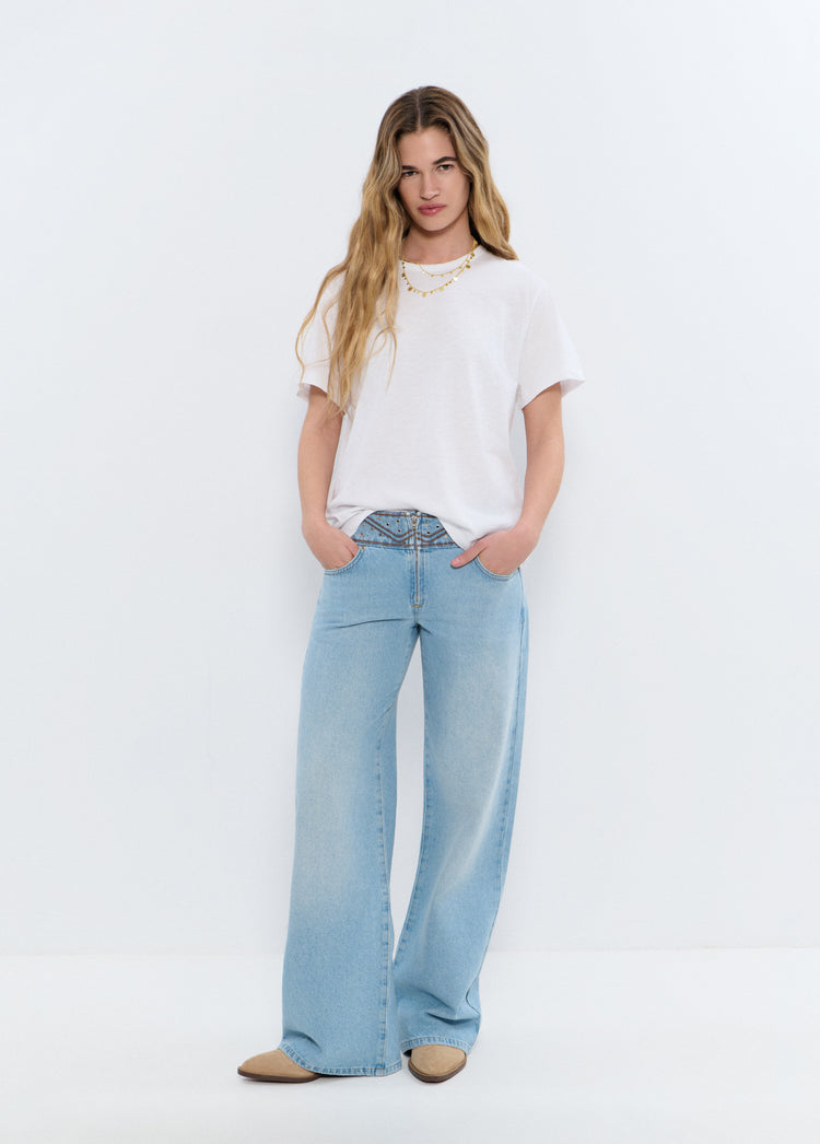 Camiseta blanca de algodón con corte holgado y mangas cortas vista de frente