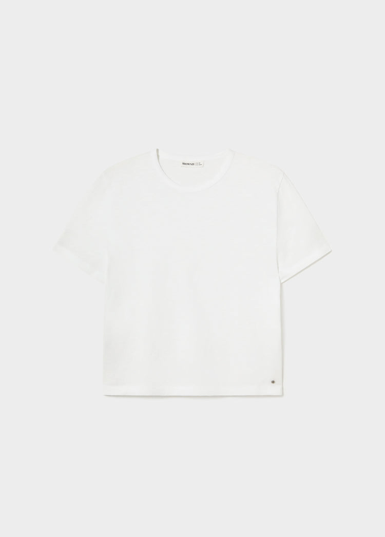 Camiseta blanca de algodón con cuello redondo y logotipo pequeño en la parte inferior