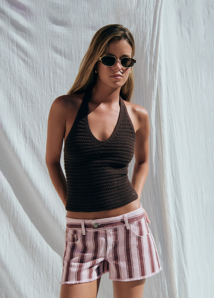 Top de crochet marrón de tirante halter y escote en V lucido sobre fondo blanco
