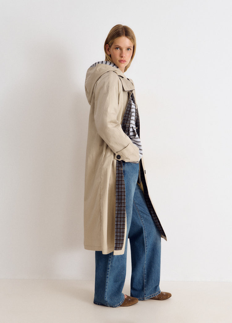 Gabardina larga beige con capucha vista de perfil