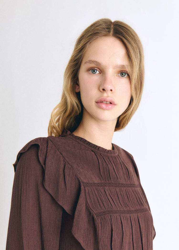 Blusa cuello caja volantes