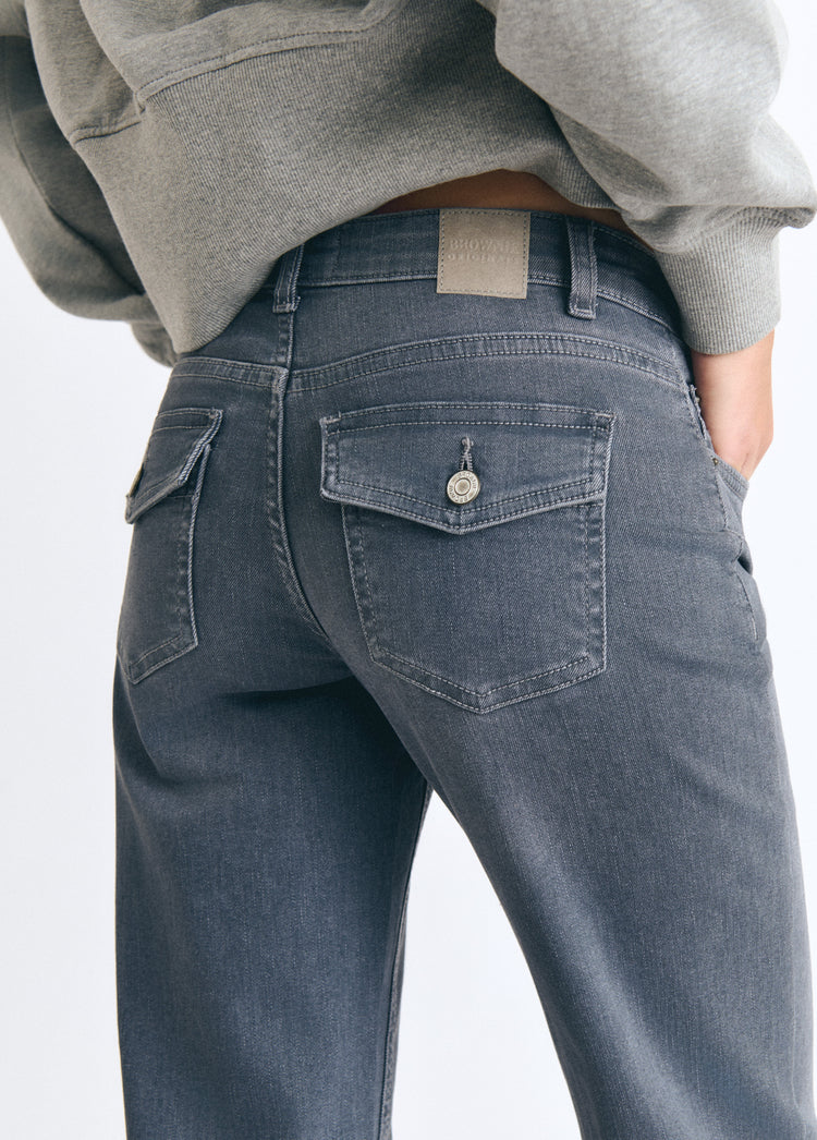 Jeans flare de gris con detalle de bolsillos traseros y etiqueta de cuero