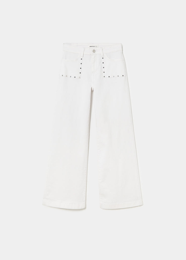Pantalón culotte blanco de corte amplio con detalles de tachas en los bolsillos delanteros
