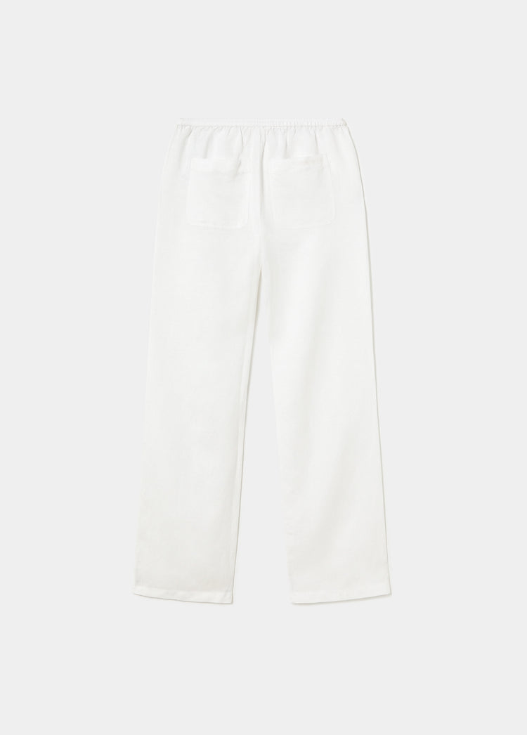 Pantalón fluido de color blanco visto por detrás mostrando los bolsillos traseros