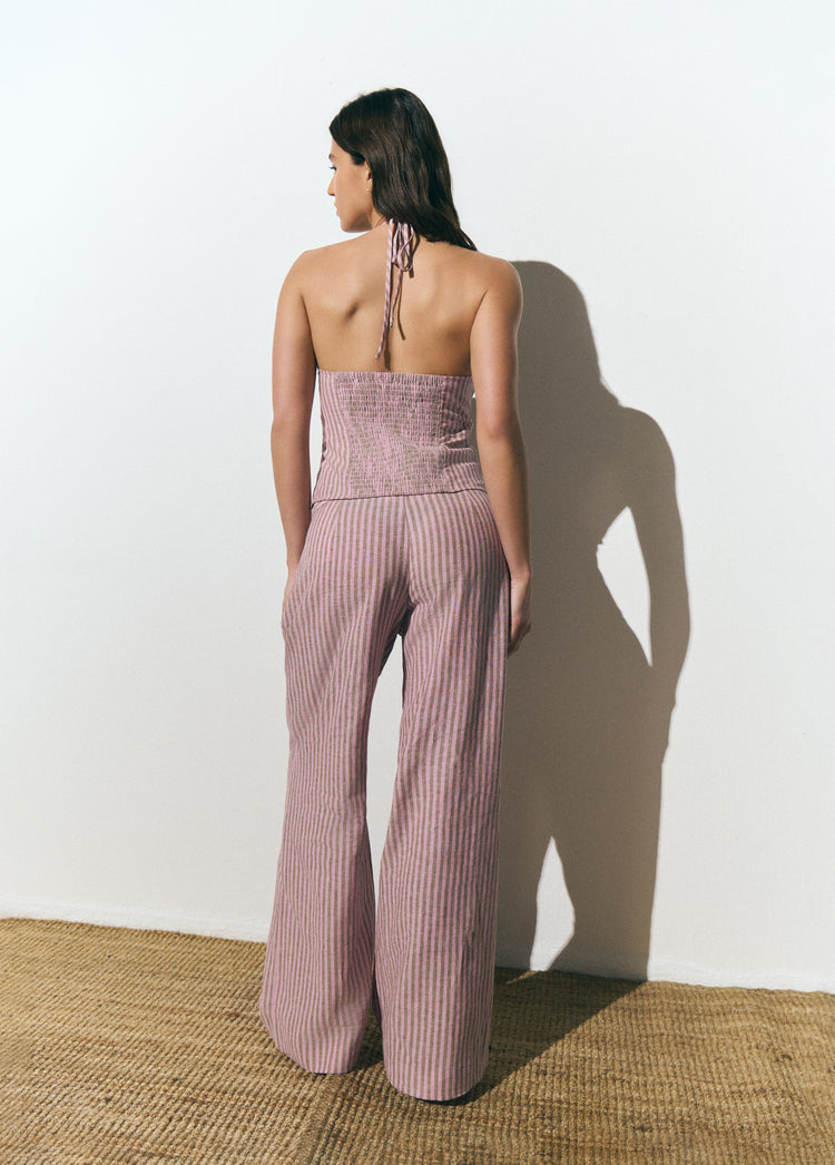 Pantalón de rayas con cintura ancha visto por detrás en tono rosa