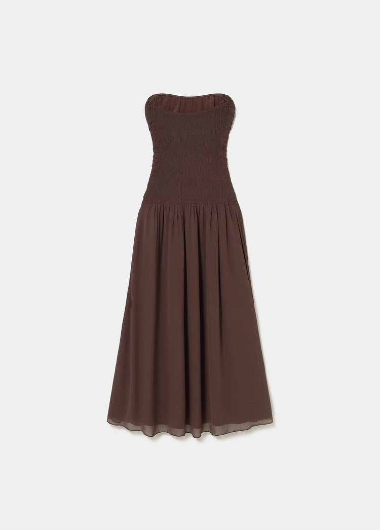 Vestido largo marrón de tirantes anchos con frunces en el pecho y falda fluida