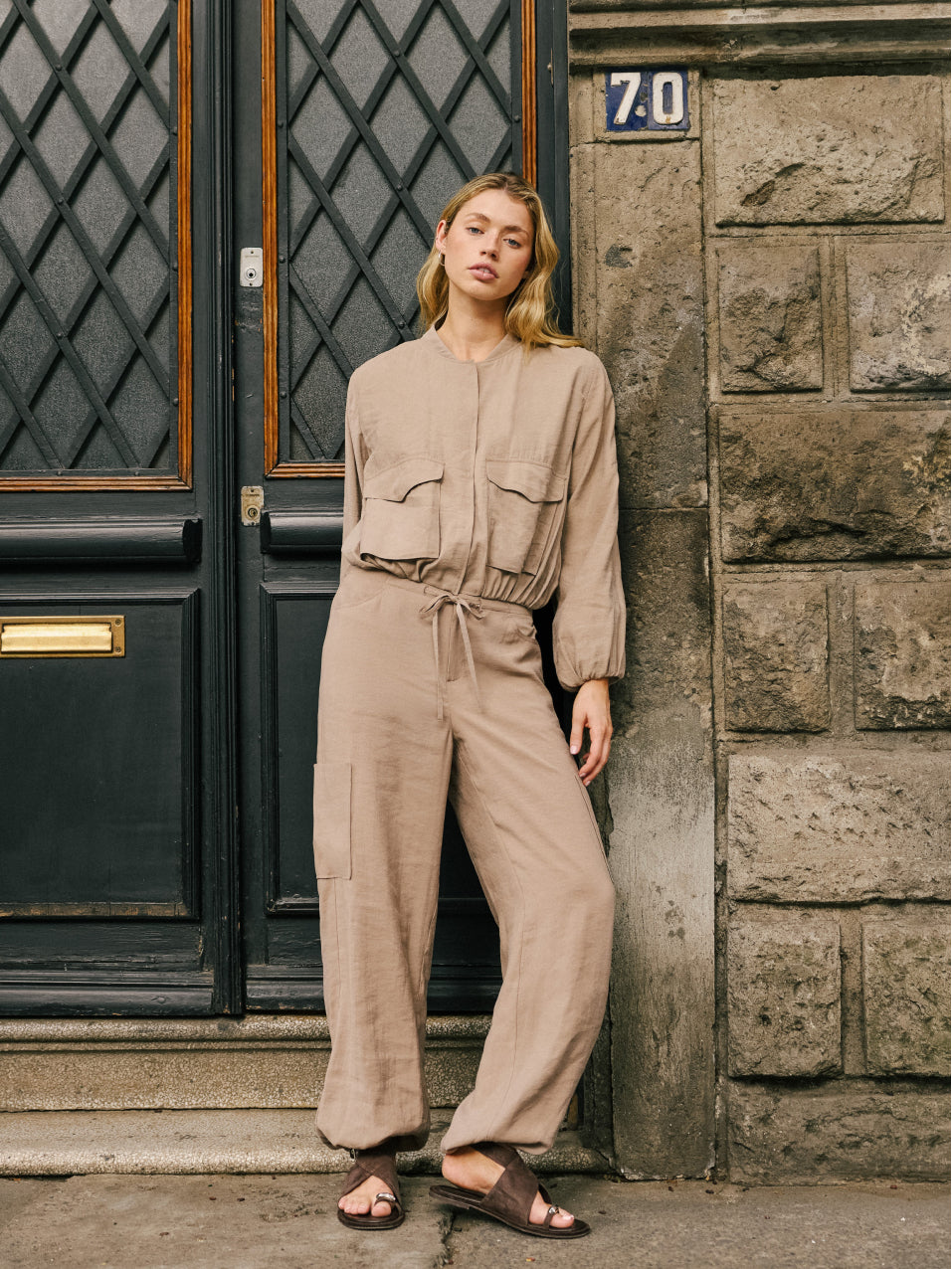 Outfit con pantalón bombacho: cómo llevarlo con estilo