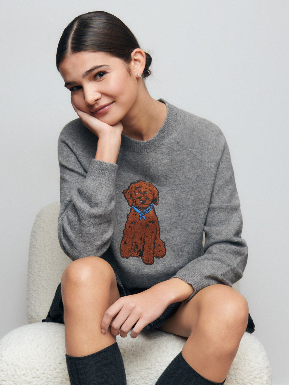 ¿Cómo combinar un jersey gris para mujer?