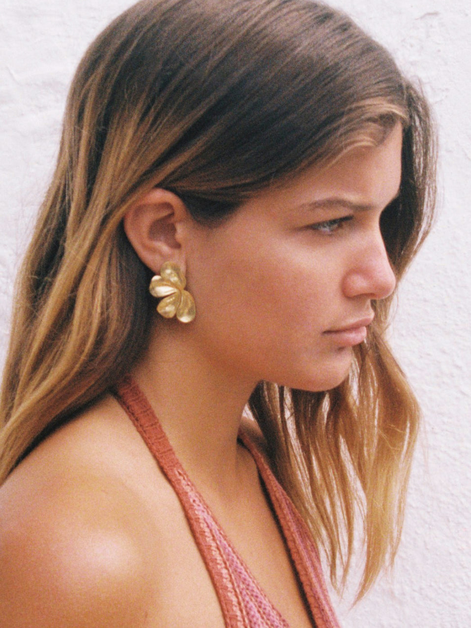 Outfit con accesorios dorados