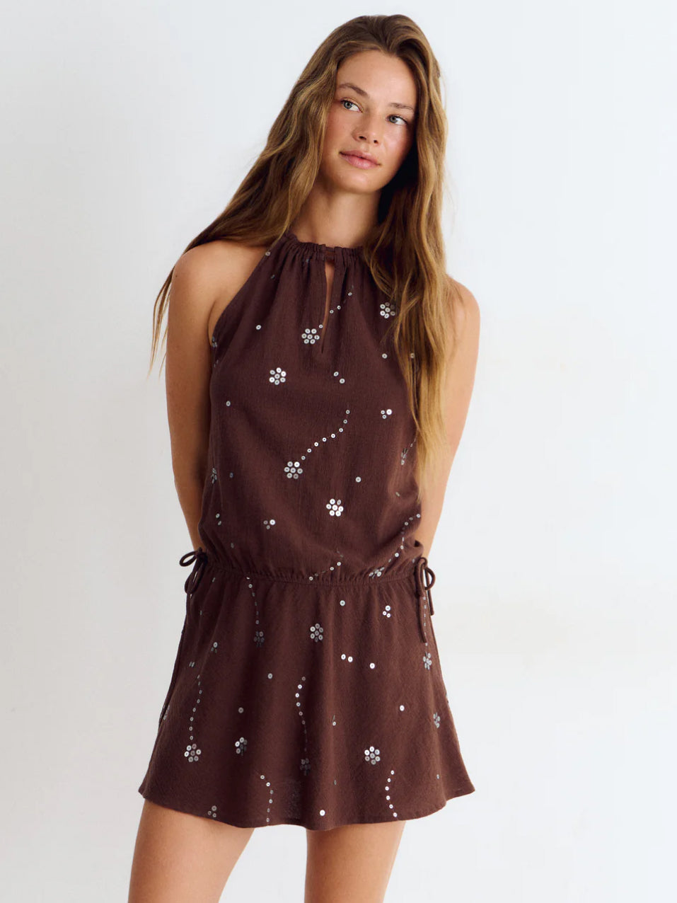 Look con vestido de lentejuelas corto: cómo llevarlo con rollazo