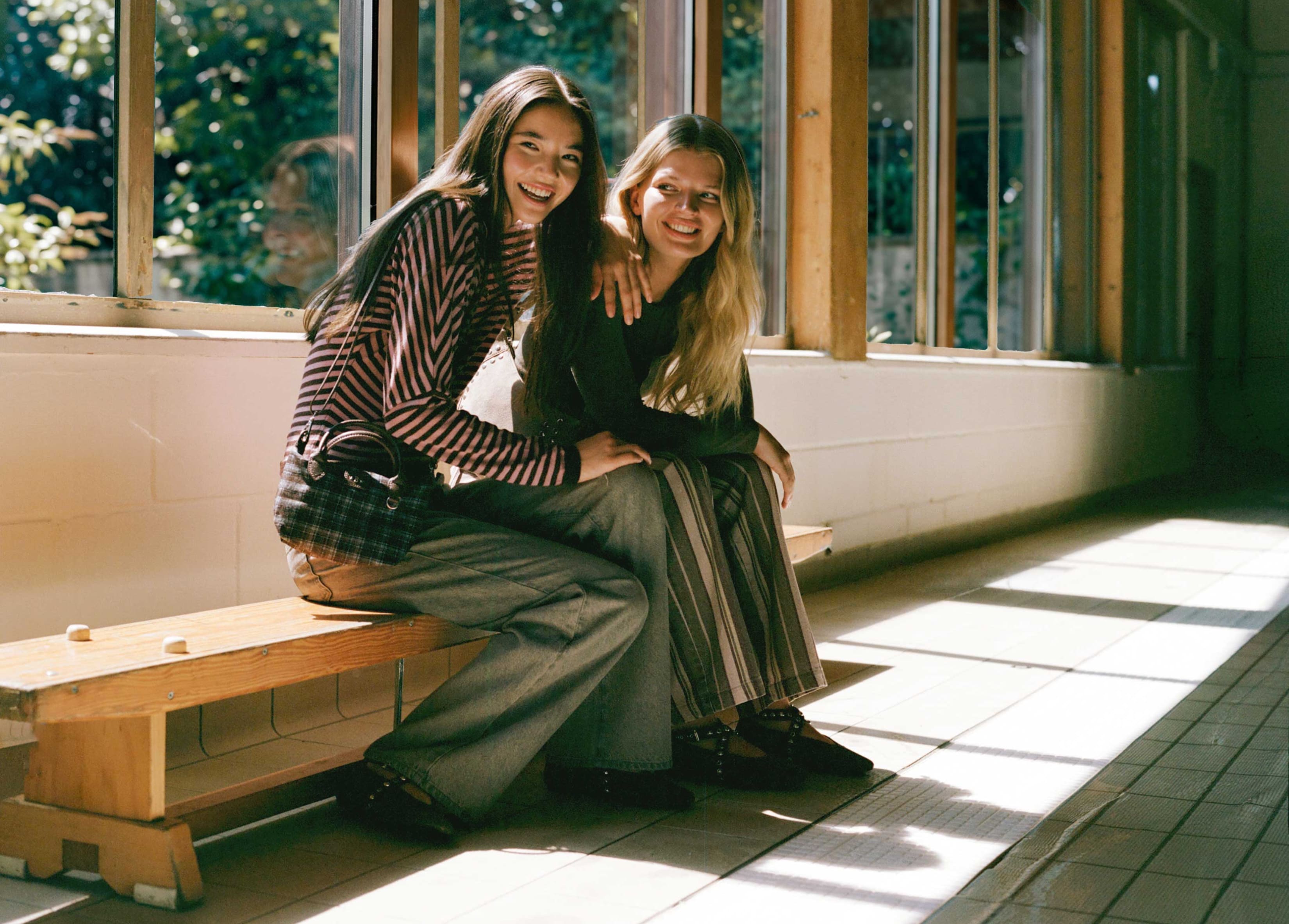 Pantalón vaquero de corte amplio con estampado de rayas verticales en tono rosa