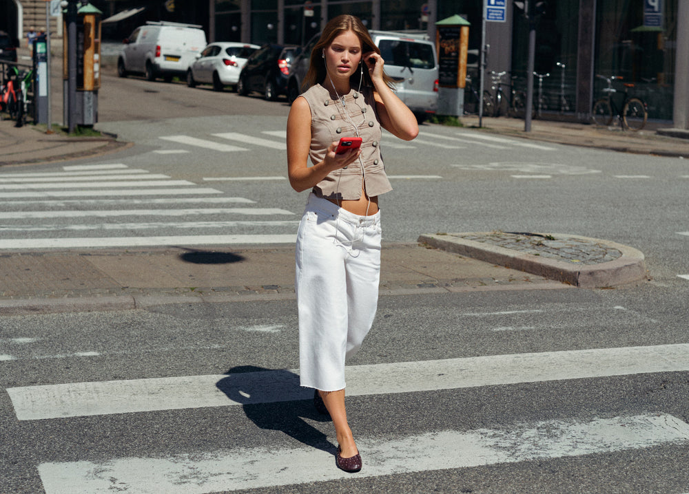 Pantalón culotte cropped de color blanco con corte amplio y largo por encima del tobillo