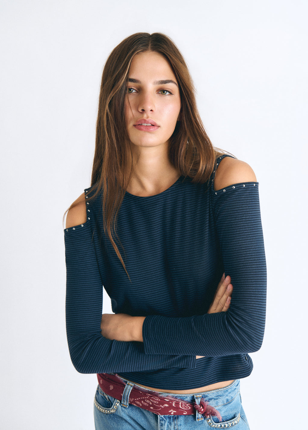 T-shirt a righe con cut-out e ricamo