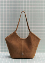 Bolso shopper de tela en color camel con asas largas y cierre metálico frontal