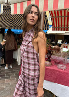 Top halter de cuello drapeado en rosa con estampado a cuadros vistos desde el lateral