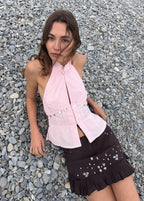 Falda corta marrón con apliques de espejos y volantes vista desde arriba