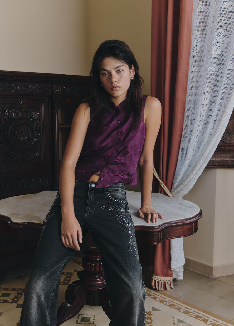 Low-Rise-Jeans mit Blumen-Nieten