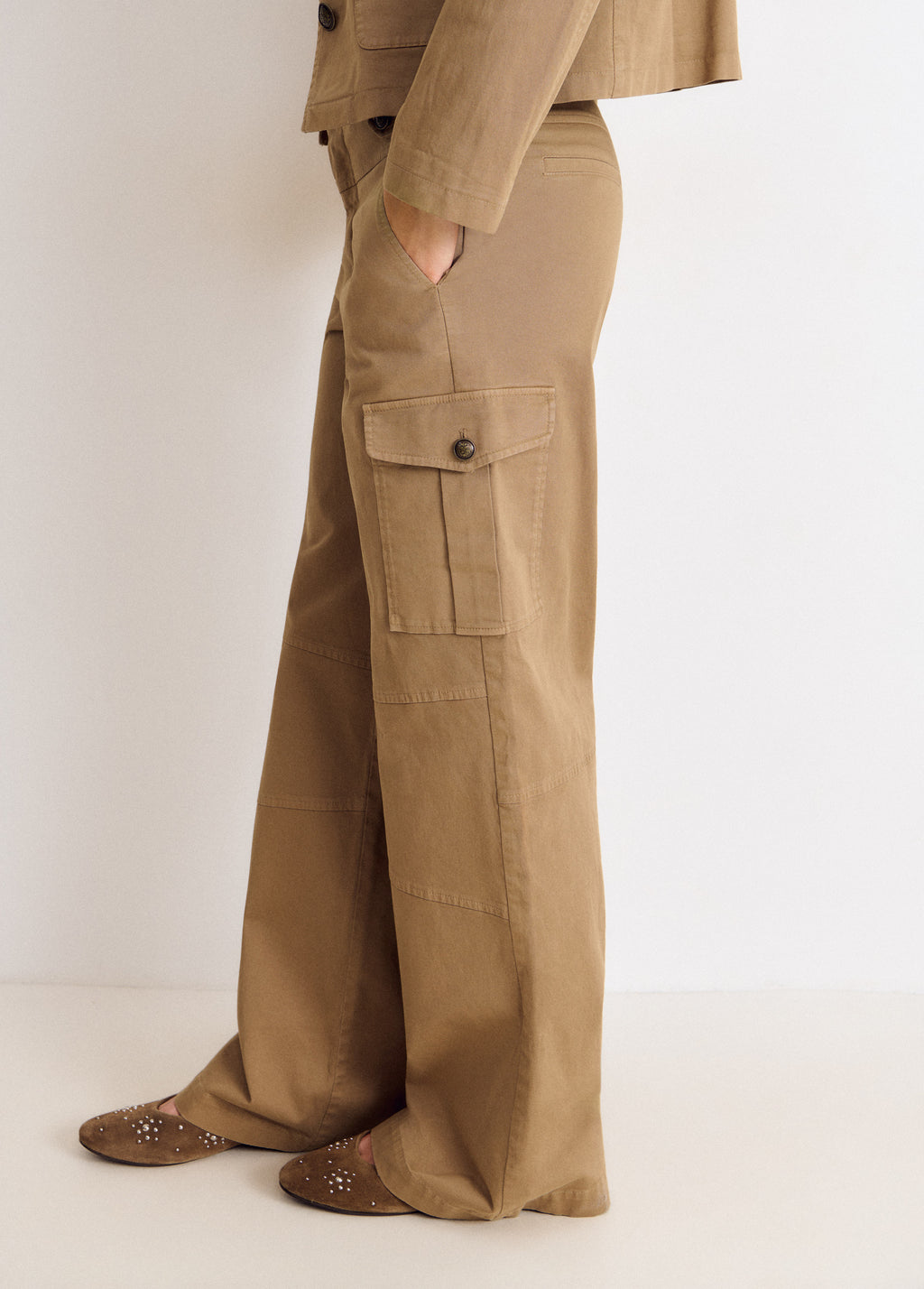 Pantalón cargo tiro medio