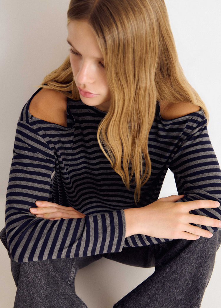 Camiseta de rayas horizontales en gris con escote cut-out en los hombros