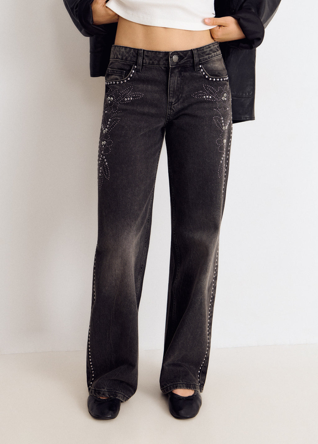 Low-rise jeans with floral studs