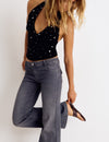Jeans flare bolsillos traseros