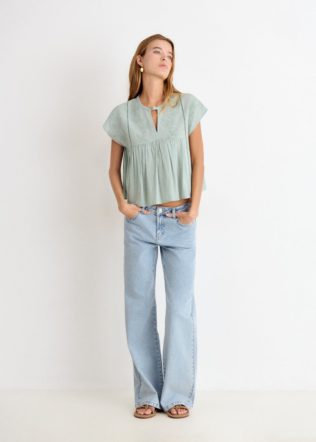 Straight jeans with embroidered pockets