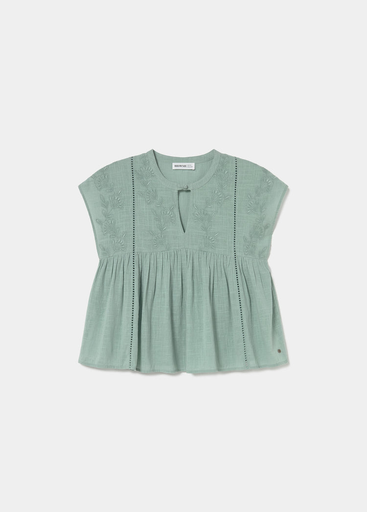 Short sleeve blouse with embroidery