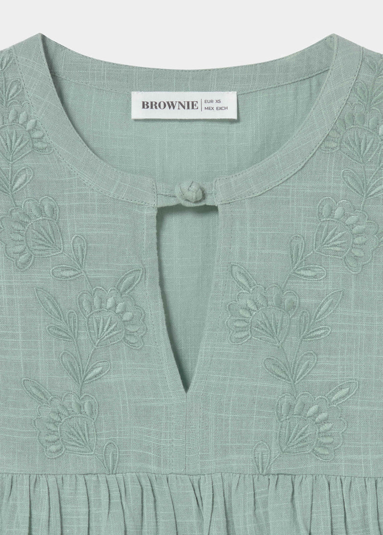 Short sleeve blouse with embroidery