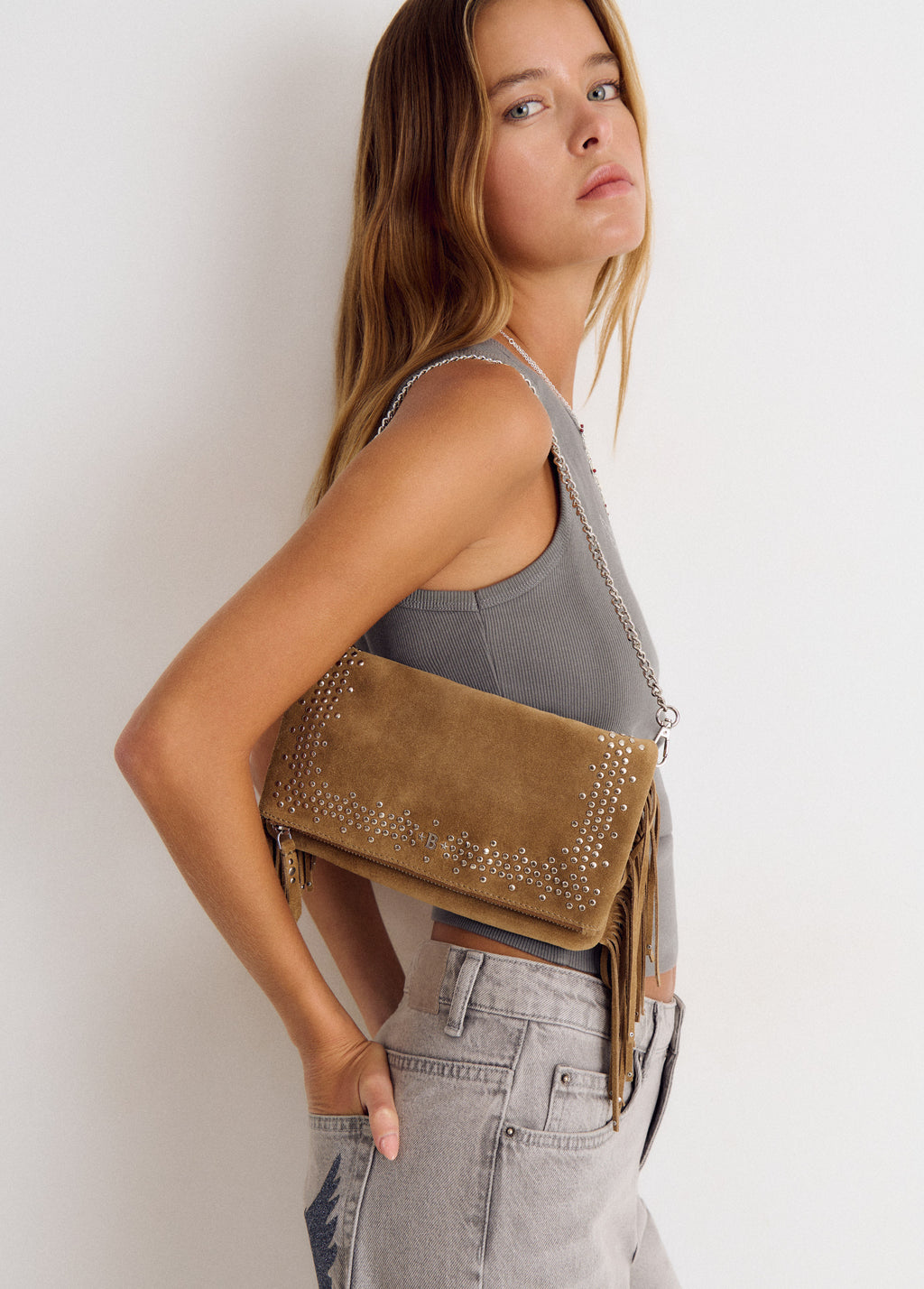 Leren schoudertas met studs en franjes