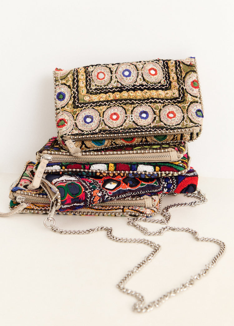 Tasche mit Klappe, Spiegeln und Perlen