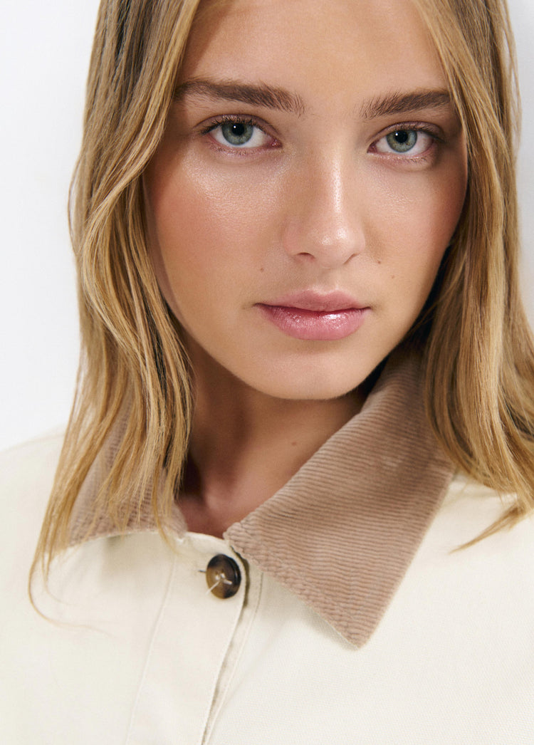 Short jacket with front pockets