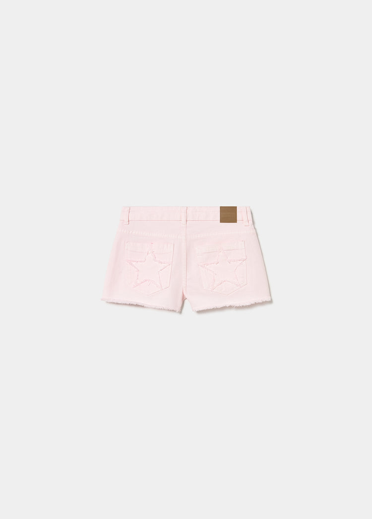 Shorts mit Aufnäher  