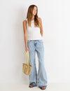 Jeans relaxed tachuelas y bajo desdoblado