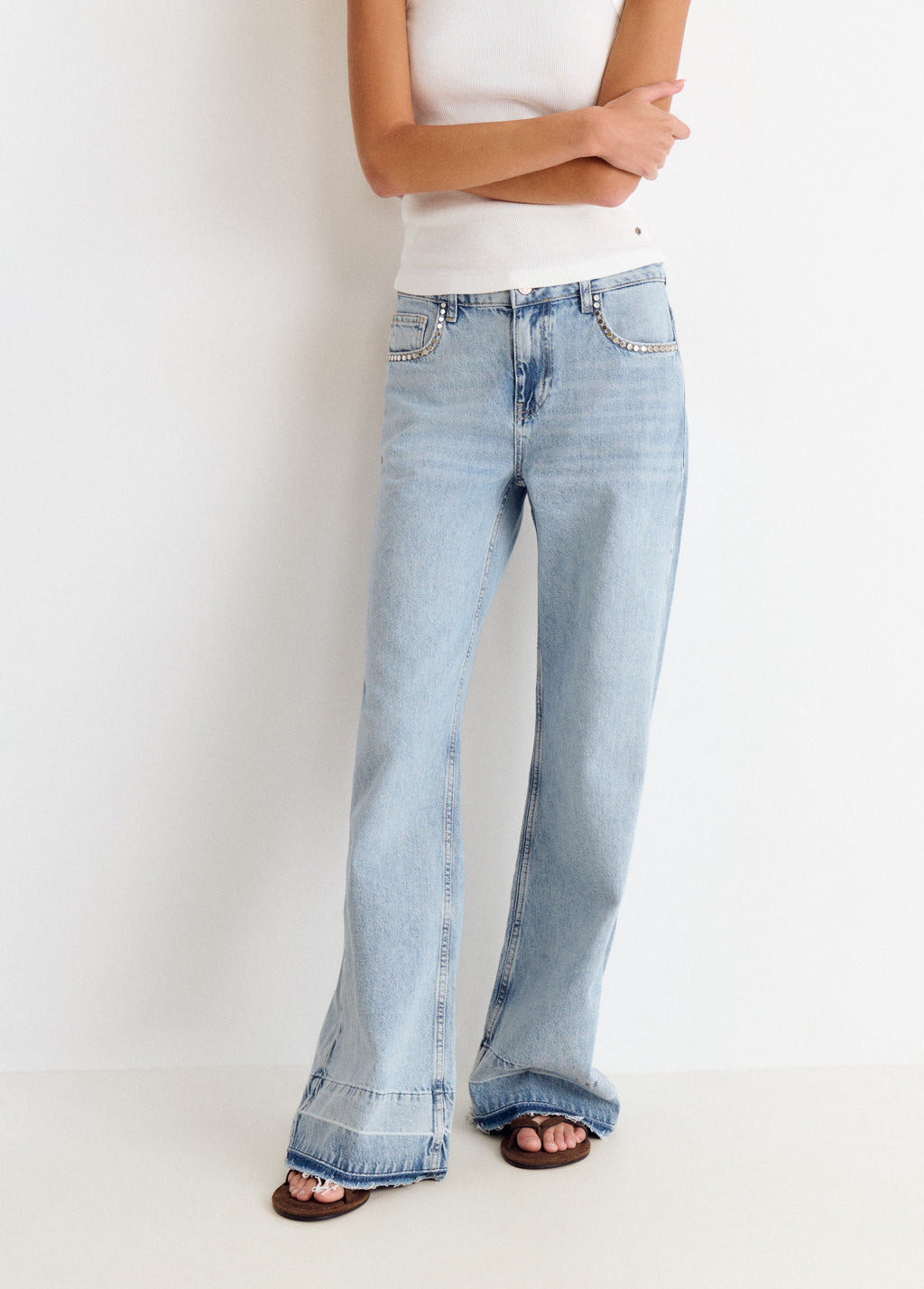 Jeans relaxed tachuelas y bajo desdoblado