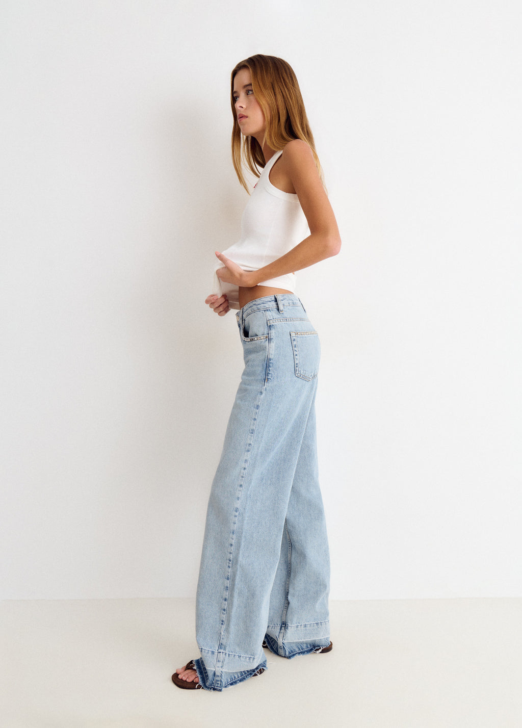 Jeans relaxed tachuelas y bajo desdoblado