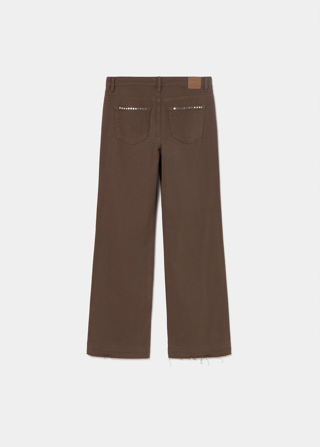 Pantalón relaxed tachuelas y bajo desdoblado