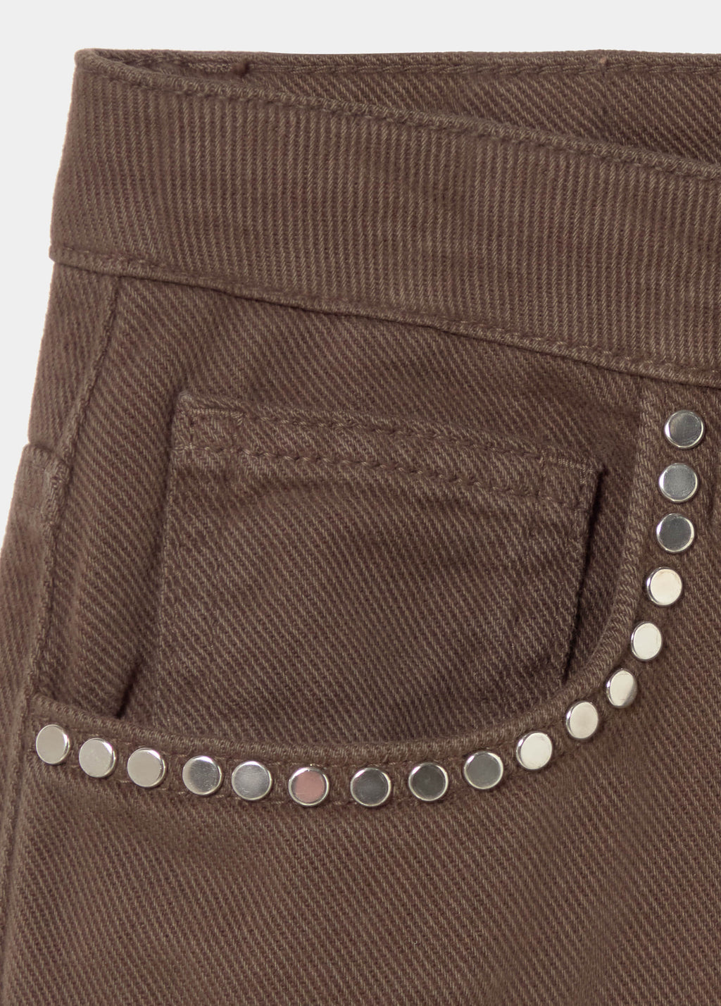 Pantalón relaxed tachuelas y bajo desdoblado