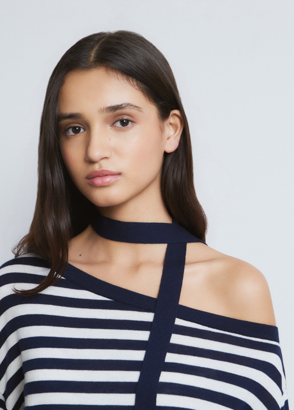 Jersei asimètric de ratlles amb coll choker