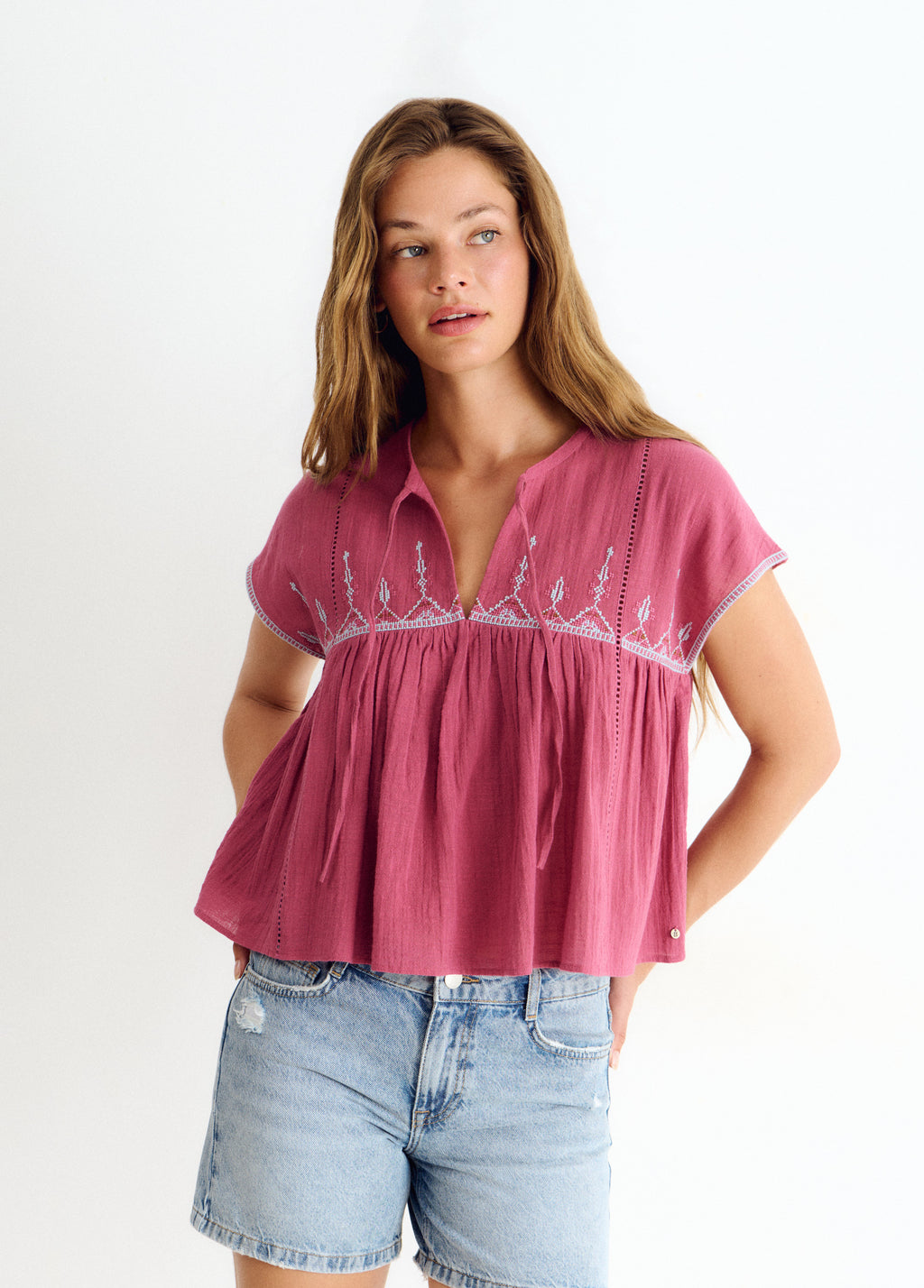 Blusa brodada amb escot