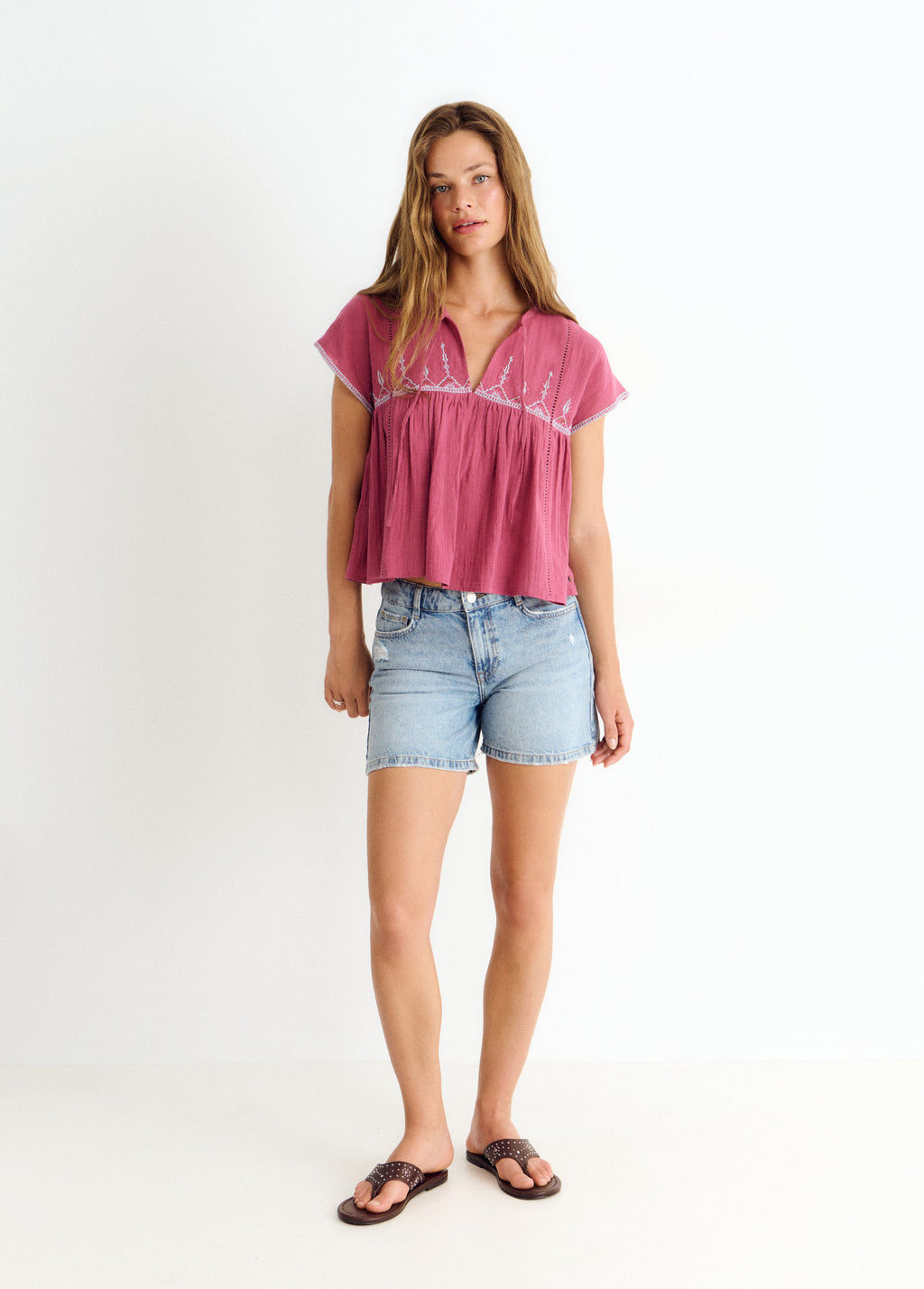 Blusa brodada amb escot