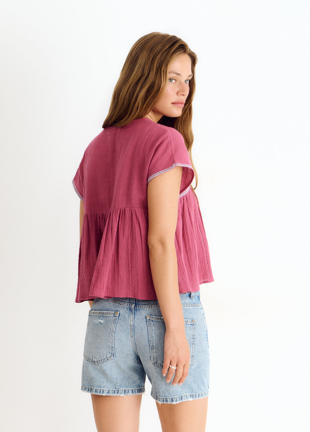 Blusa brodada amb escot
