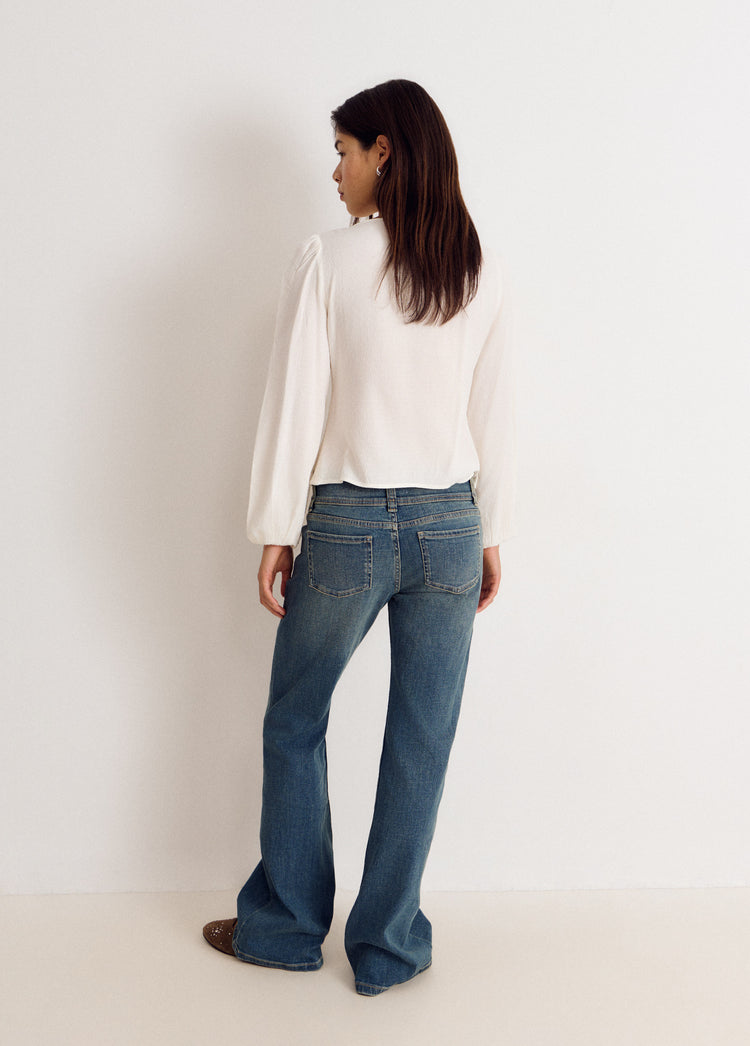 Blusa de manga larga y smock en blanco vista desde la espalda