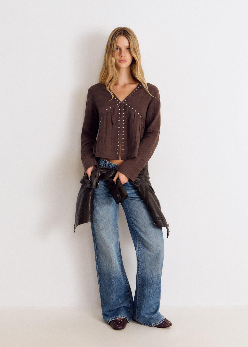 Blouse à manches longues avec encolure en V et clous décoratifs