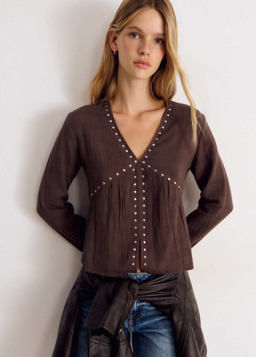 Blouse à manches longues avec encolure en V et clous décoratifs