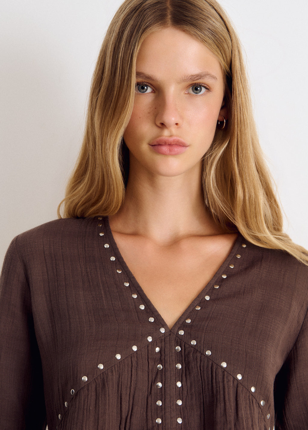 Blouse à manches longues avec encolure en V et clous décoratifs