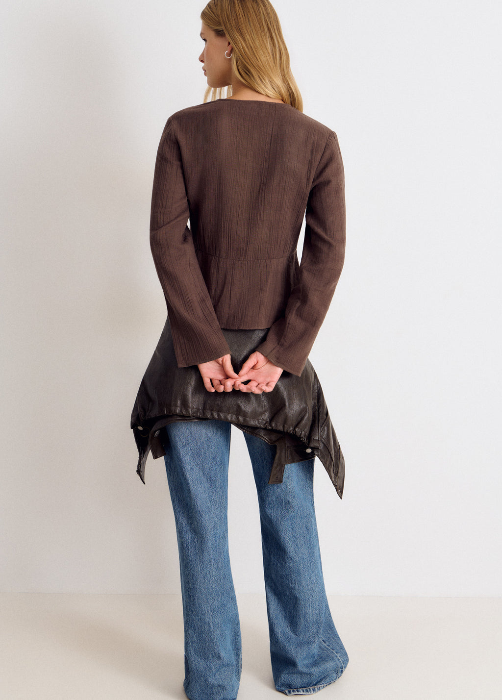 Blouse à manches longues avec encolure en V et clous décoratifs