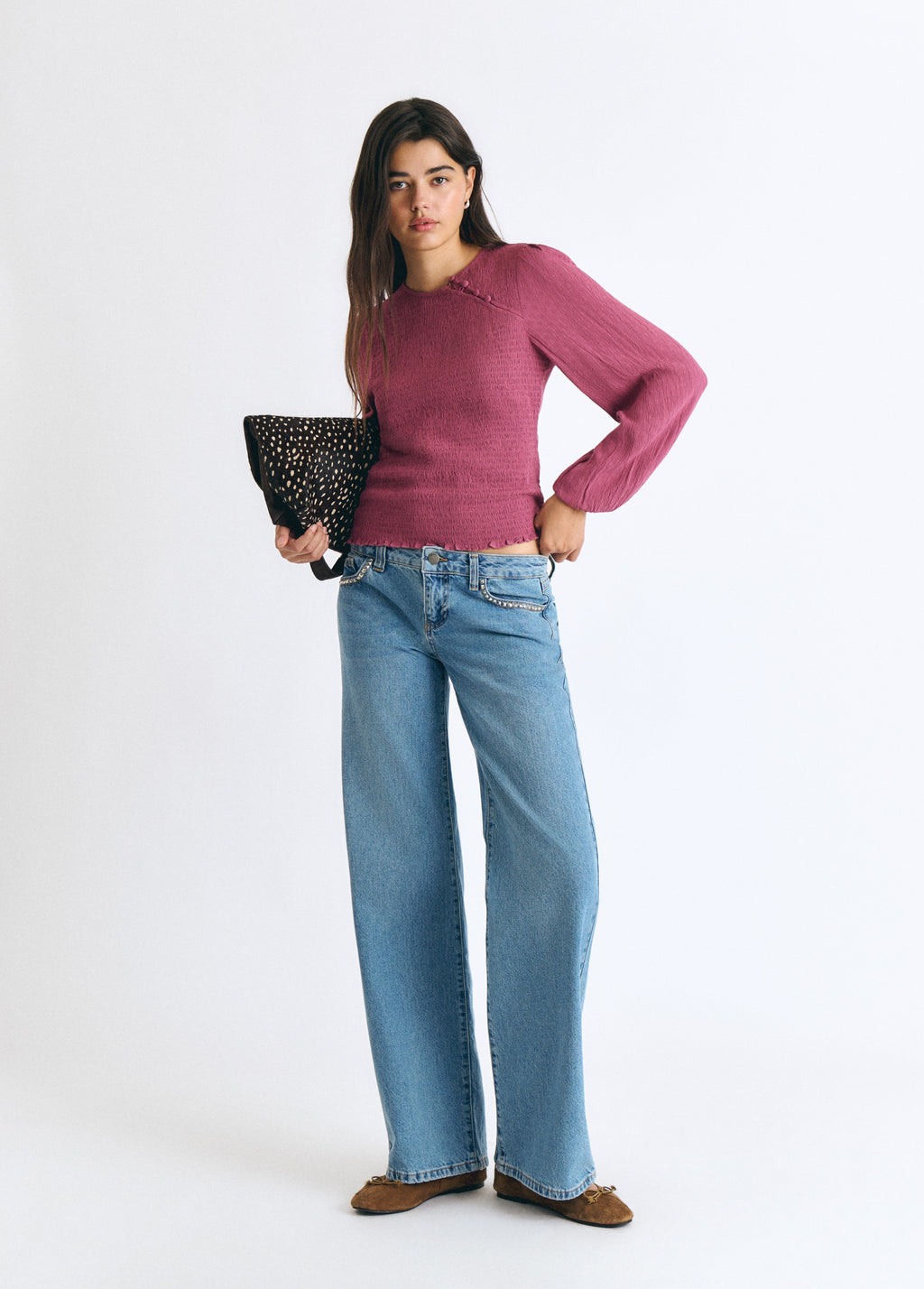 Blusa smock de manga larga en rosa vista de cuerpo entero sobre modelo