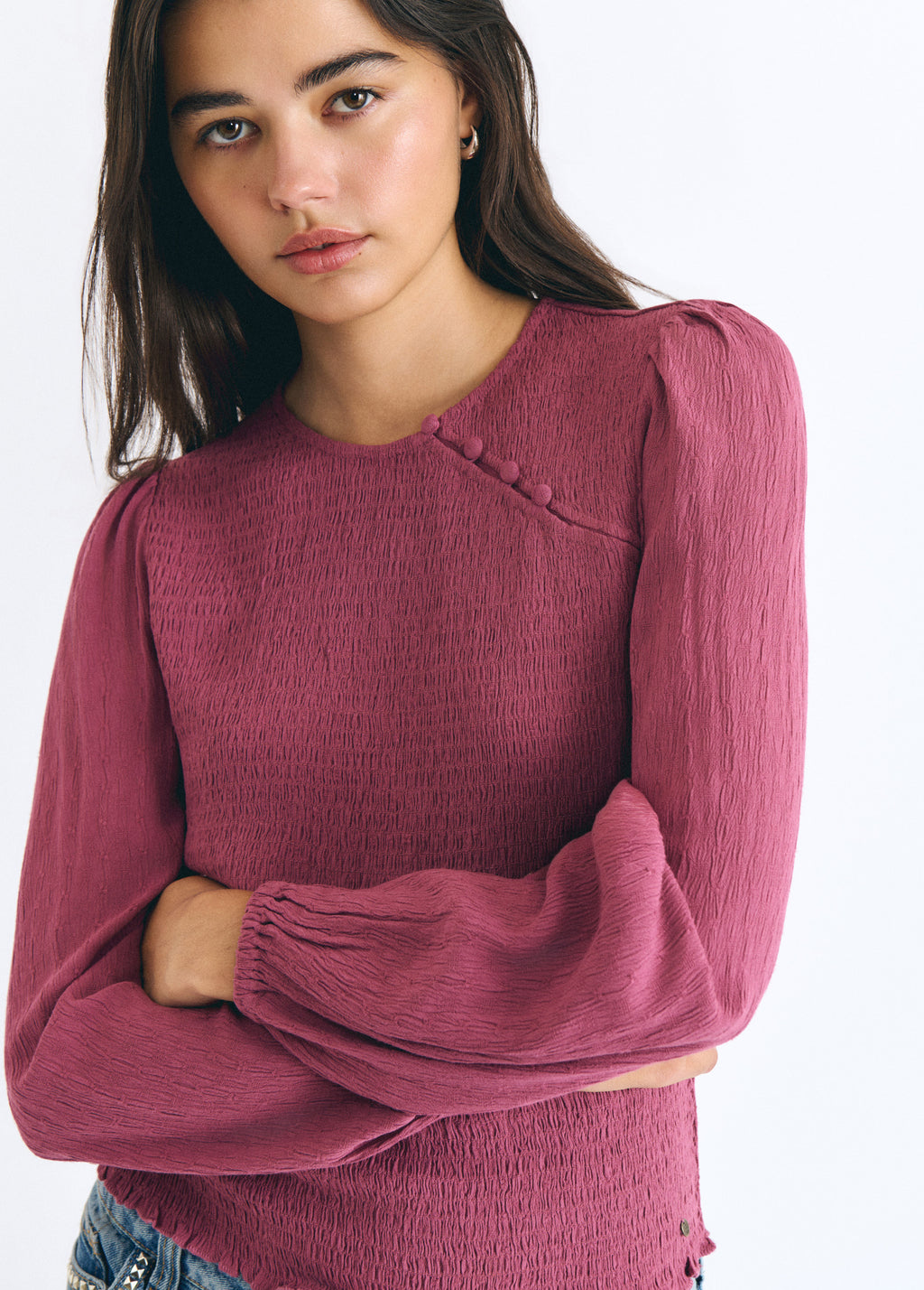 Blusa smock de manga larga en rosa con botones decorativos en el hombro