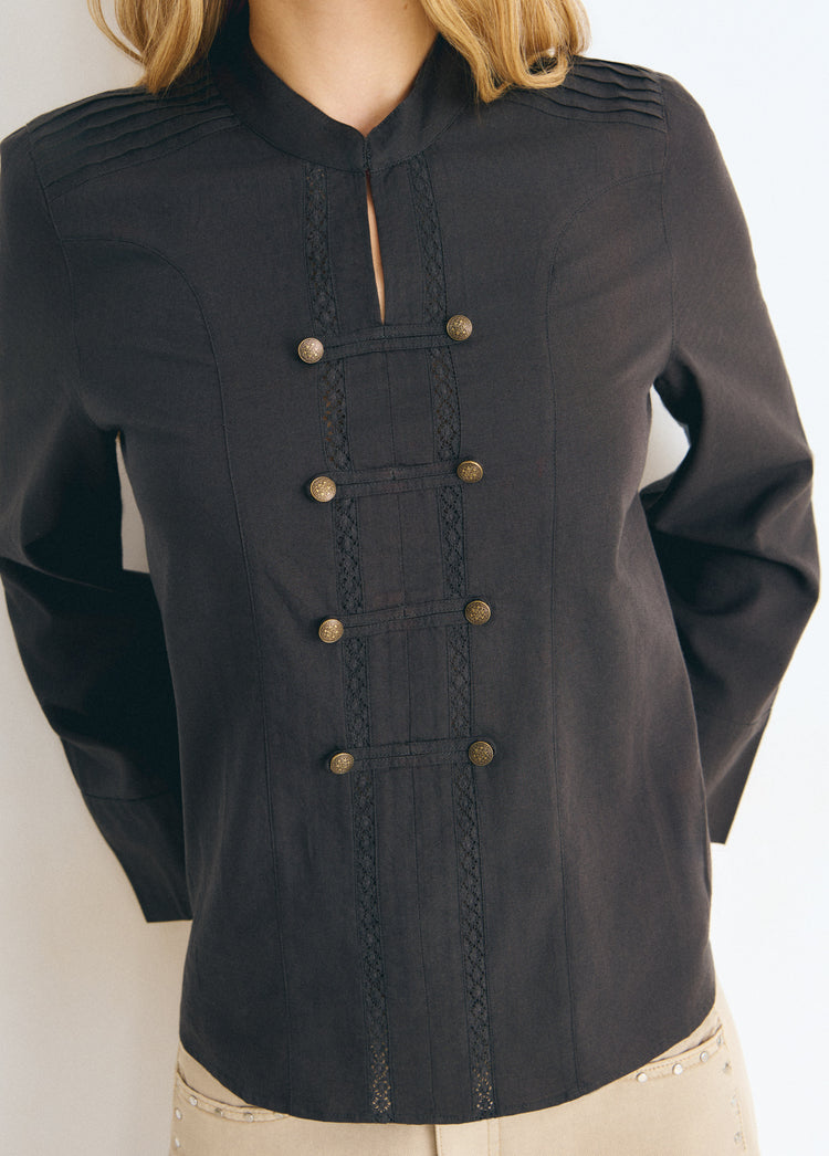 Blusa antracita de manga larga con cuello alto y botones tipo napoleón